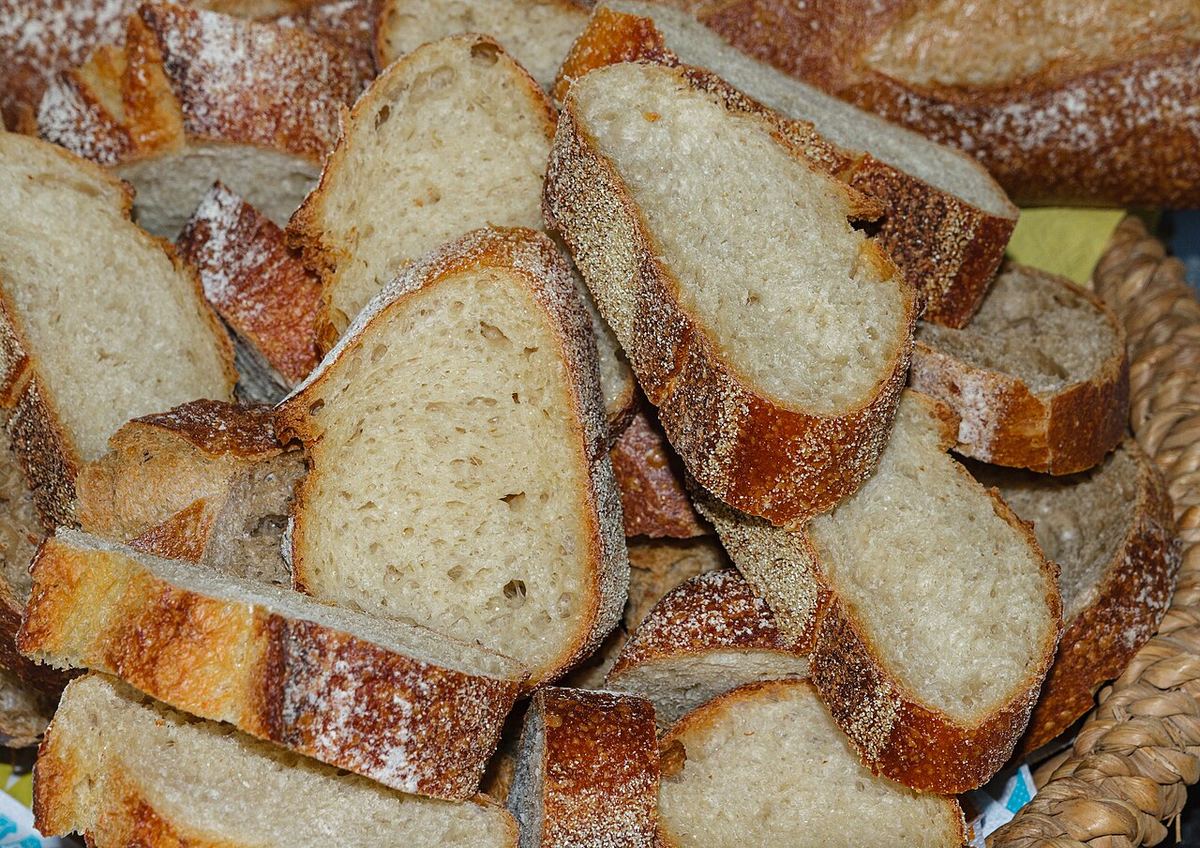 Tranches de baguette à la croûte dorée et à la mie crème
