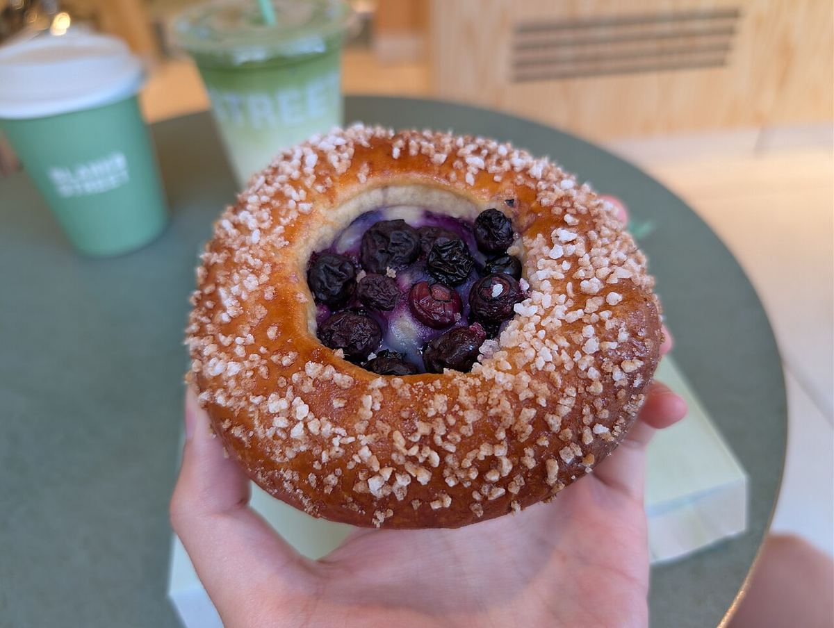 Brioche dorée et gonflée posée sur une table
