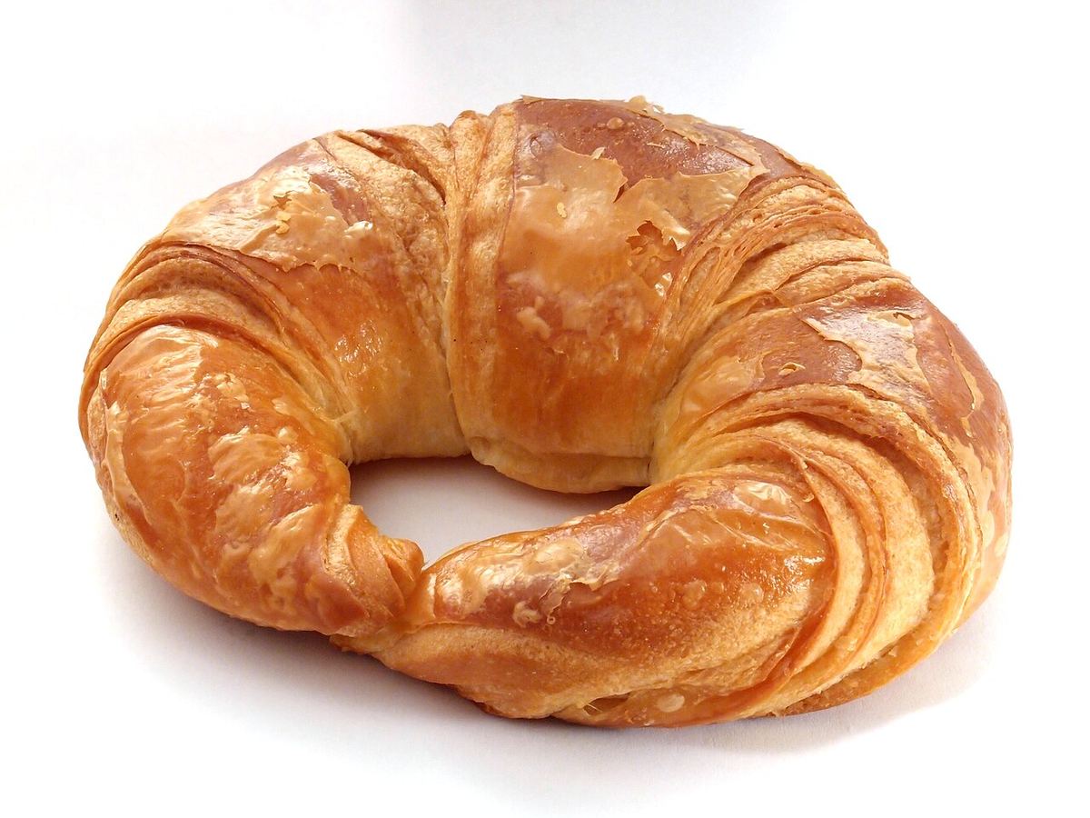 Croissants dorés et feuilletés alignés