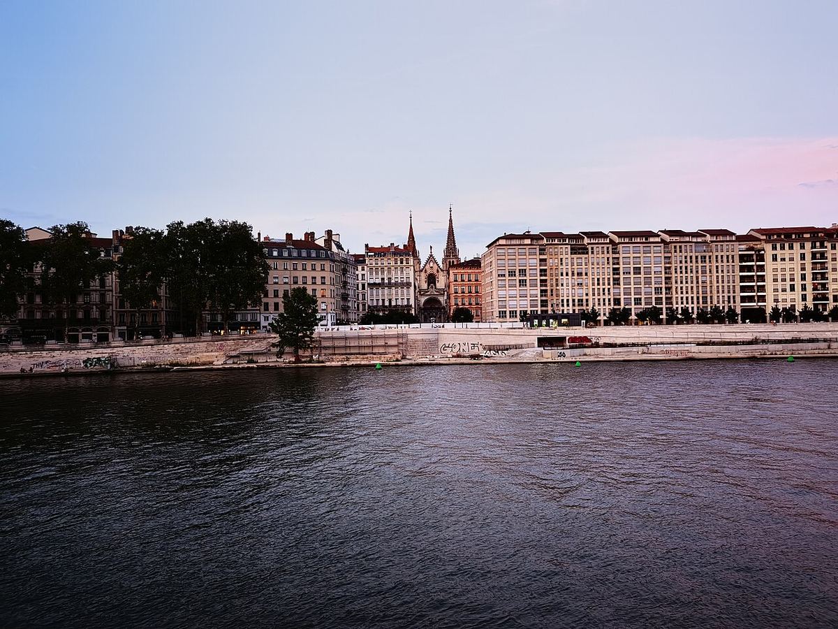 Quai de Saône à Lyon au crépuscule