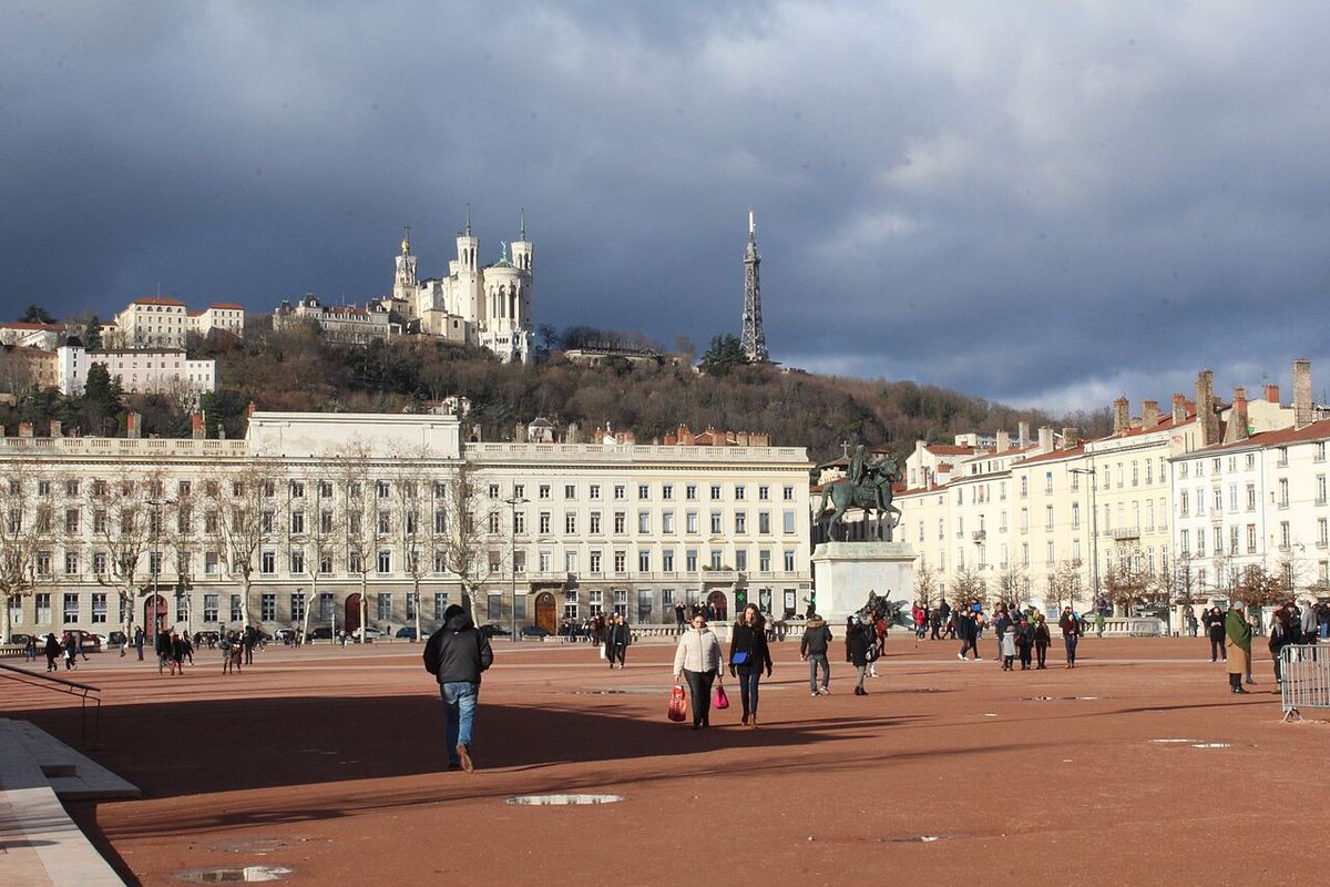 Place Bellecour à Lyon avec la basilique de Fourvière en arrière-plan