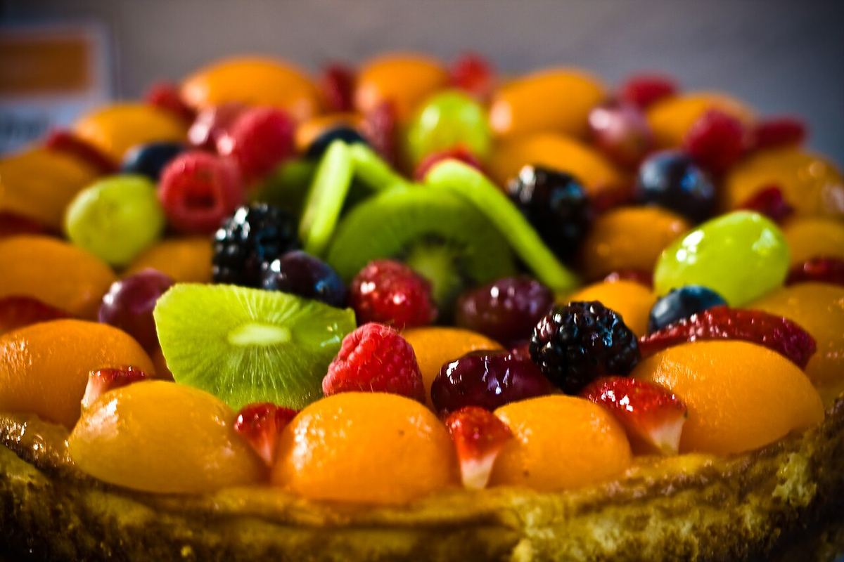 Tarte garnie de fruits frais colorés